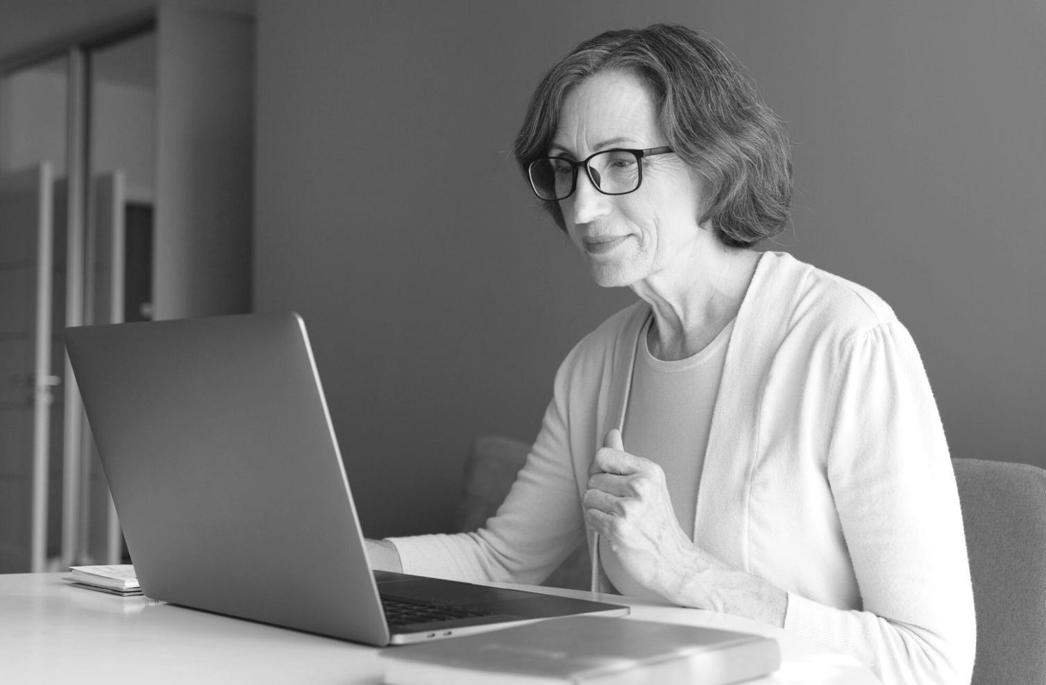 Consulenza fiscale personalizzata con documenti e calcolatrice su scrivania professionale